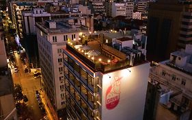 דייב רד אתונה, מבית מלונות בראון